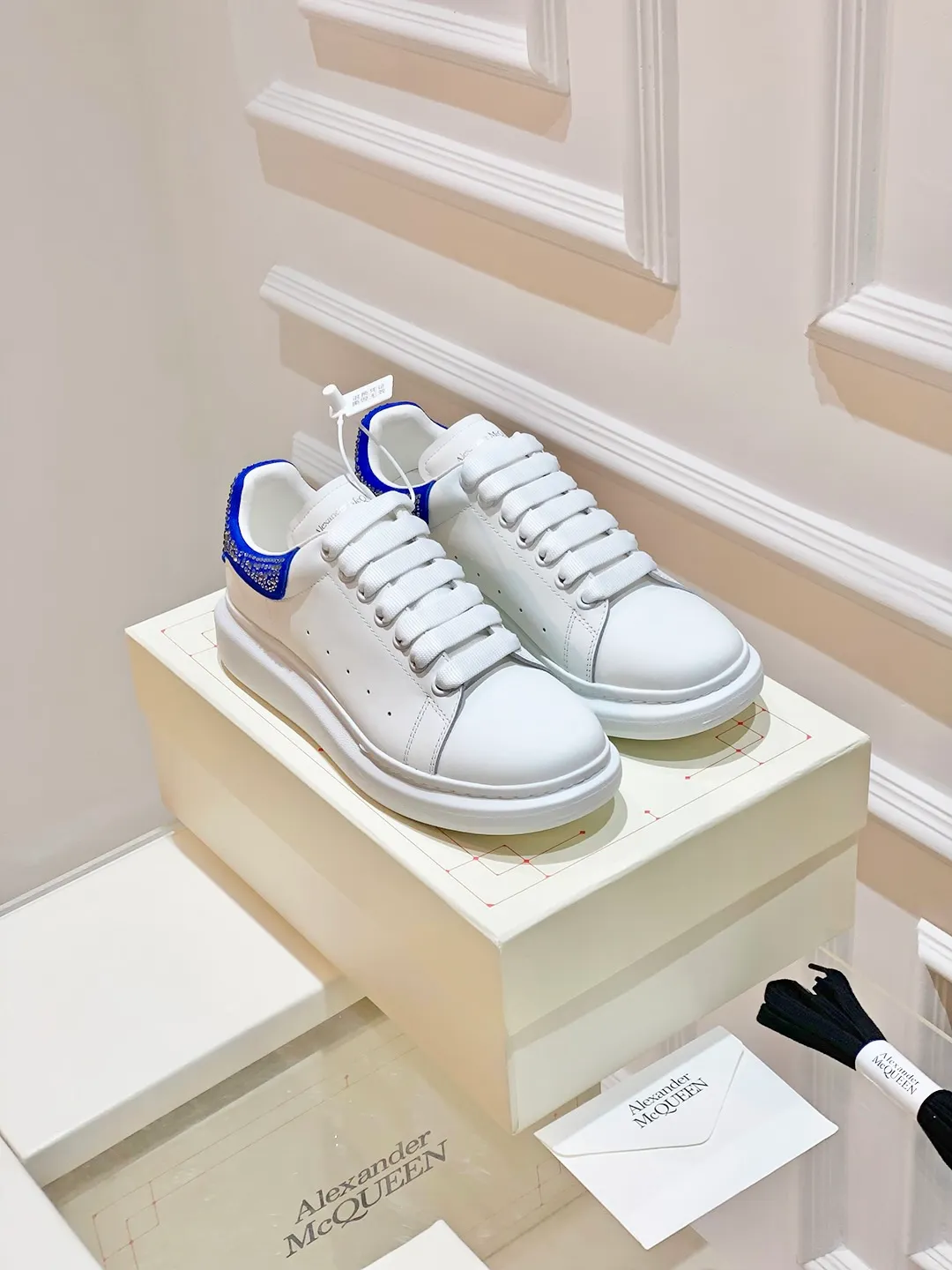 👟👟Ex-factory price 560👟👟 𝐀𝐥𝐞𝐱𝐚𝐧𝐝𝐞𝐫 𝐌𝐜𝐐𝐮𝐞𝐞𝐧A must-have for going out ~ full of confidence. McQueen white shoes are versatile and can instantly elongate your proportions. The long legs that fill the screen make you confident, sweet and cool, and can be controlled by both male and female gods, making you look better as you wear them. ⭐Shoe upper material: first-layer cowhide ⭐Shoe lining material: sheepskin ⭐Available sizes: 35-40, male 39-45 (female 40, male 45 customized)